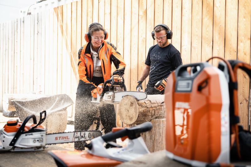 Что выбрать, бензиновую или аккумуляторную газонокосилку STIHL?